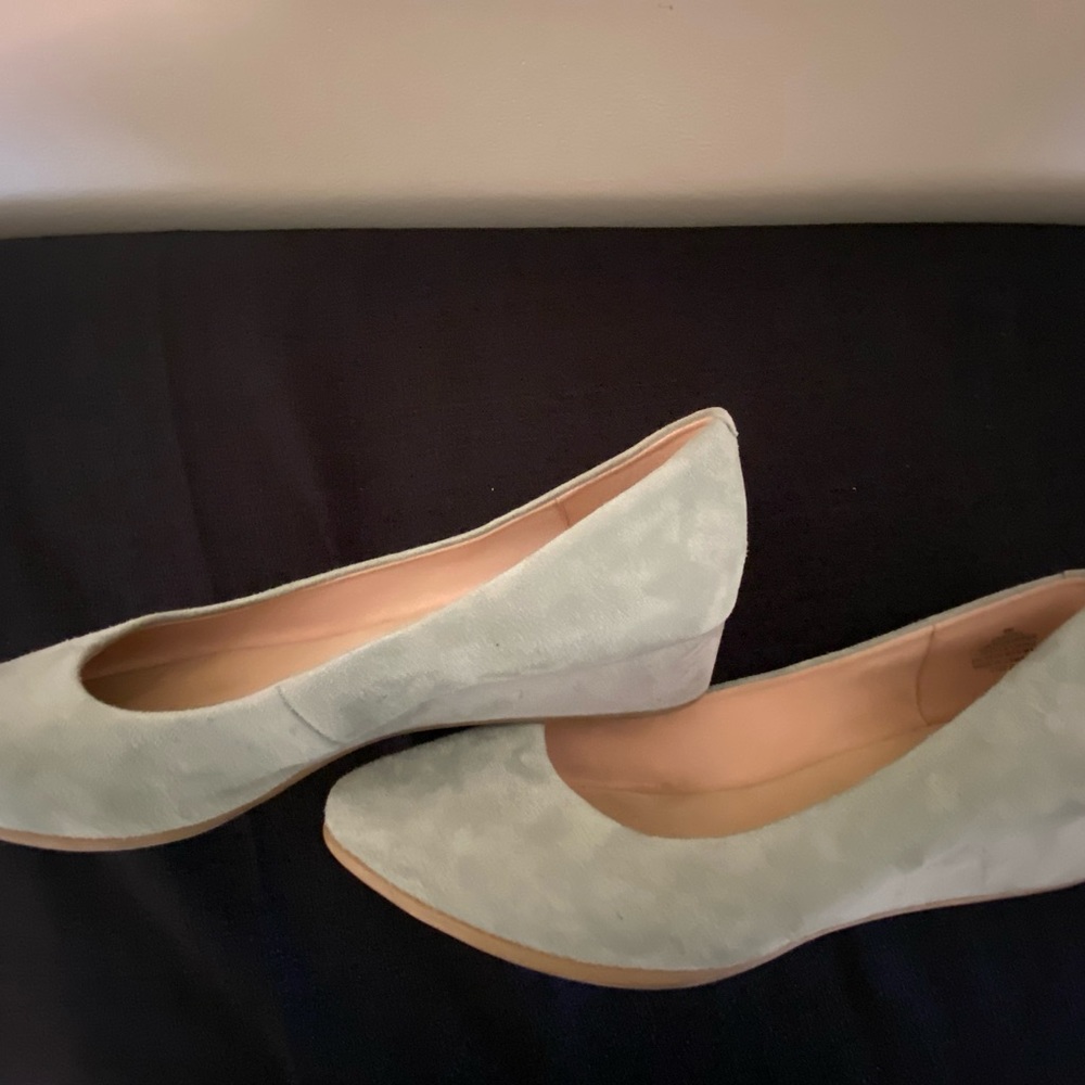 Easy spirit 9M suede 1 1/2' heel wedge shoe in Sea Foam color